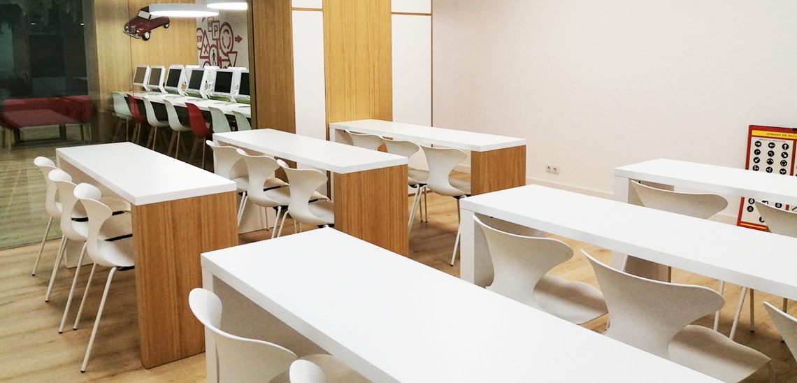 Aula de ordenadores de la autoescuela Belba en la zona centro de Castellón