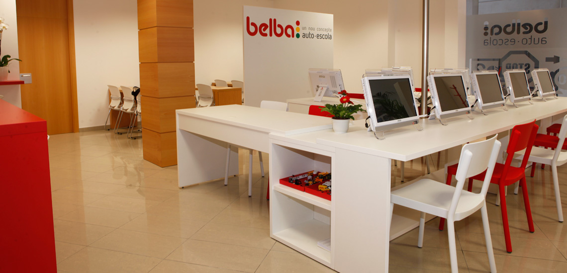 Ordenadores táctiles de la autoescuela Belba para hacer tests