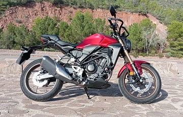Moto para sacarse el carnet de moto A2 en Castellón en la autoescuela Belba