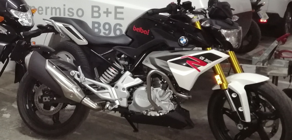 Moto de autoescuela Belba para sacarse el carnet A2 en Castellón