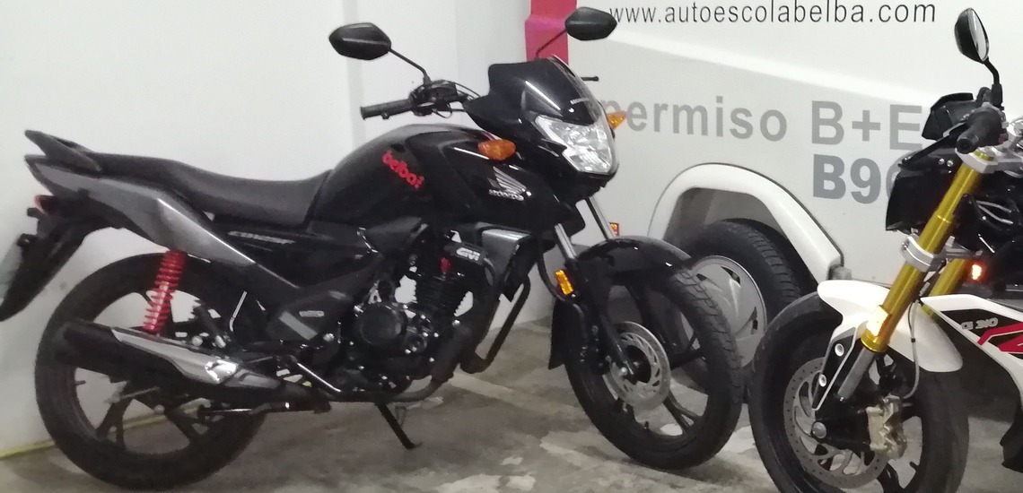 Moto de autoescuela Belba para sacarse el carnet A1 en Castellón