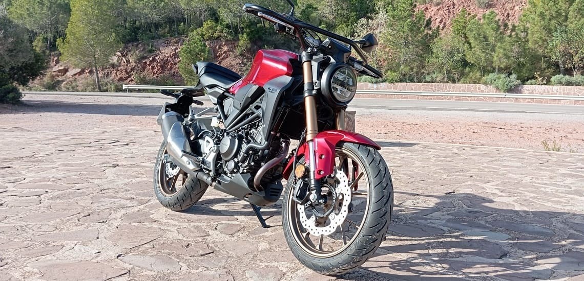 Moto roja de autoescuela Belba para sacarse el carnet A2 en Castellón