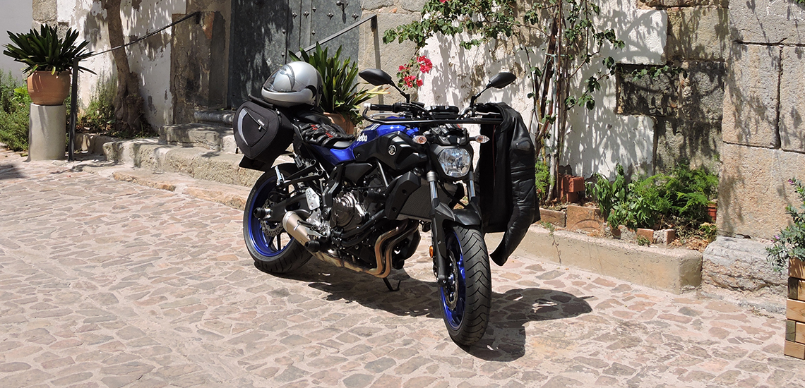 Moto BMW de autoescuela Belba para sacar el permiso A2 en Castellón