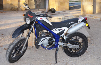 Moto para sacarse el carnet de moto AM en Castellón en la autoescuela Belba