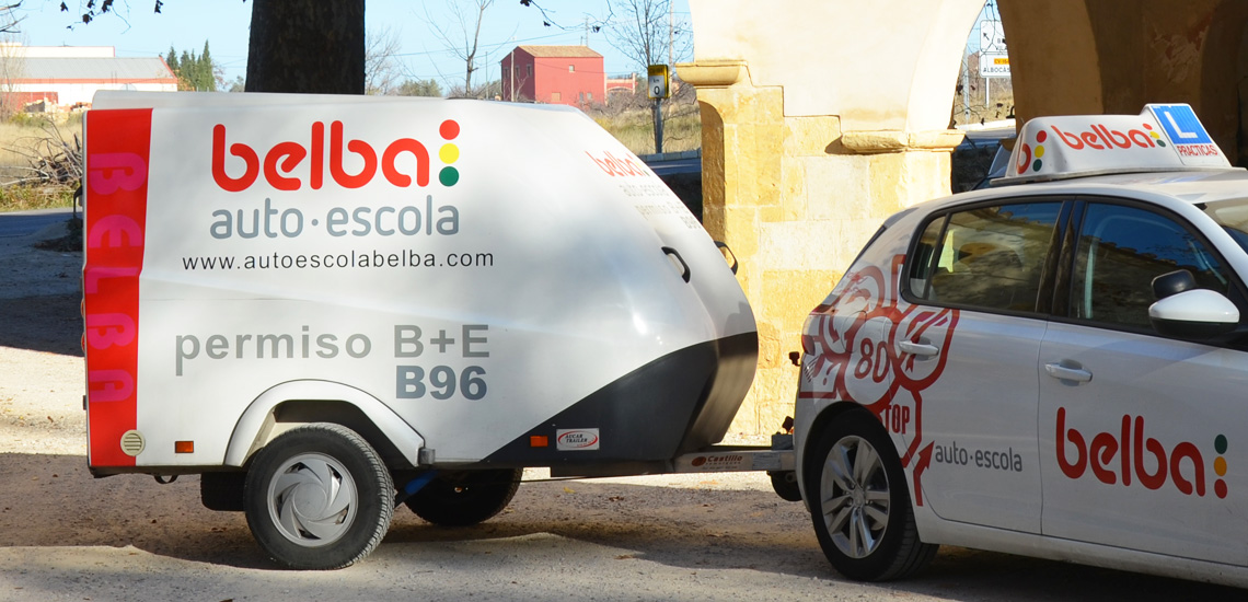 Coche y remolque de autoescuela Belba para sacarse el carnet B+E o B96 en Castellón