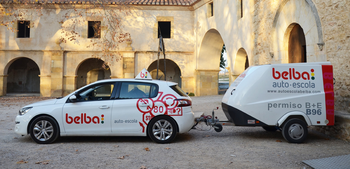 Coche y remolque de autoescuela Belba para sacar el permiso B+E o B96 en Castellón