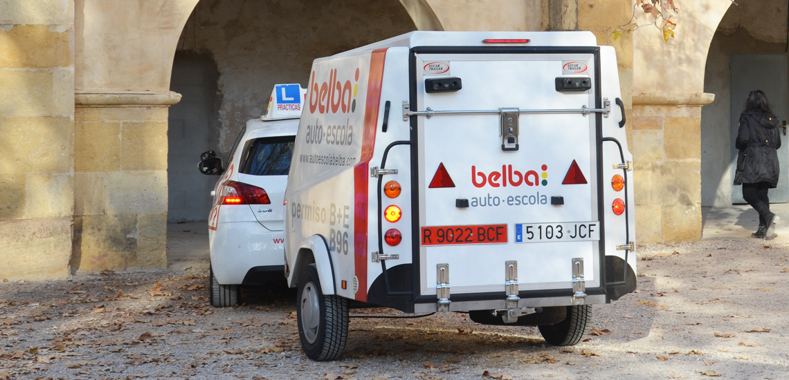 Coche y remolque de autoescuela Belba para las prácticas del permiso B+E o B96 en Castellón
